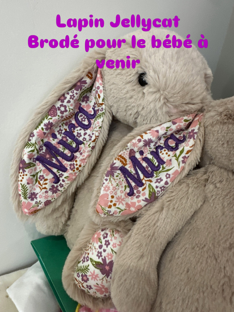 Faites broder le prénom sur le doudou : couleurs et écriture au choix